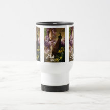Un paon et colombes dans une copie de jardin tasse