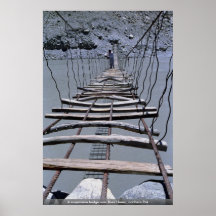 Un pont suspendu au-dessus de rivière Hunza, PAK d Posters