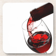Un verre de vin rouge dessous-de-verre