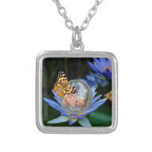 Une bulle mignonne de papillon de lis de bébé collier personnalisé