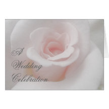 Une carte rose rose d'invitation de célébration de