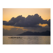 Une équipe de canoë de tangon pratique outre de la cartes postales