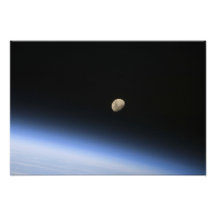 Une lune gibbbeuse évidente au-dessus de l'atmosph  tirage photo