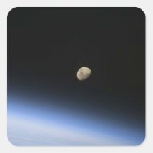 Une lune gibbbeuse évidente au-dessus de l'atmosph autocollants carrés