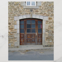 Une porte et une fenêtre vintages dans le mur en p tract