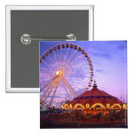 Une roue et un carrousel de ferris au pilier de ma badge