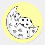 Vache mignonne à bande dessinée dormant sur la lun autocollants