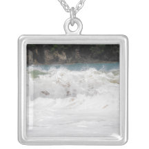 Vagues se brisant le collier