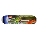Vase des fleurs et de la tasse par la fenêtre plateaux de skate