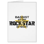 Vedette du rock de bassiste par nuit cartes de vœux