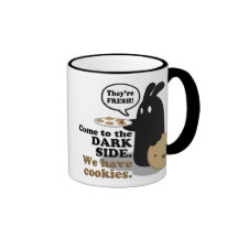Venez au côté en noir. Tasse