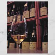 Verre de vin avec des bouteilles à l'arrière-plan prospectus en couleur