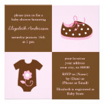 Vêtements roses de bébé faire-part personnalisables