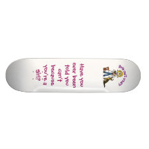 Vétérinaire féminin blond plateaux de skateboards