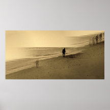 vieil homme sur la plage -- blanc affiches