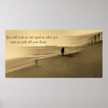 vieil homme sur la plage -- vers affiche
