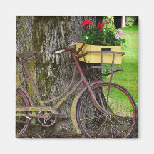 Vieille bicyclette antique avec le panier de fleur aimant pour réfrigérateur