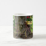 Vieille bicyclette antique avec le panier de fleur mug à café