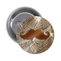 Vieille moustache rouillée en métal avec de petits badges
