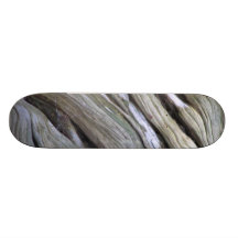 Vieille planche à roulettes d'arbre