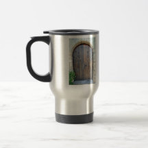 Vieille porte en bois décorative sur le mur en pie tasses à café