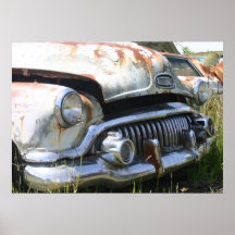 Vieille voiture dans une affiche d'entrepôt de fer