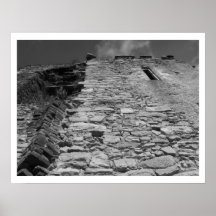 Vieux bâtiment. Mur en pierre et ciel Posters