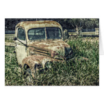 Vieux camion antique de batteur dans l'herbe cartes de vœux