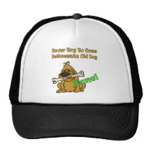 Vieux chien et os casquette de camionneur