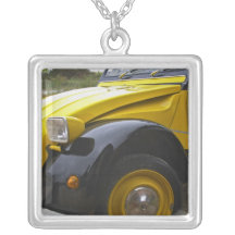 Vieux cv noir et jaune de Citroen 2CV 2, Colliers