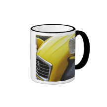Vieux cv noir et jaune de Citroen 2CV 2, détail Tasses
