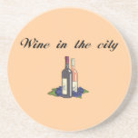 Vin dans le caboteur de bouteilles de vin de ville dessous de verre
