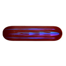 Violette sur la planche à roulettes rouge
