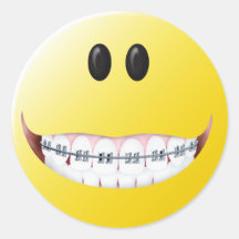 Visage de smiley de croisillons autocollants ronds