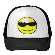 Visage souriant jaune de lunettes de soleil fraîch casquette