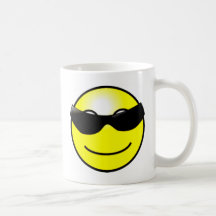 Visage souriant jaune de lunettes de soleil fraîch tasse à café