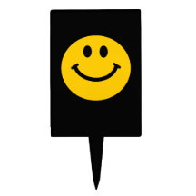 Visage souriant jaune pique à gâteau