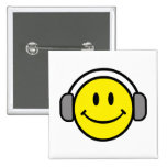 visage souriant mignon avec des écouteurs badge avec épingle