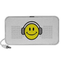 visage souriant mignon avec des écouteurs haut-parleur iPod