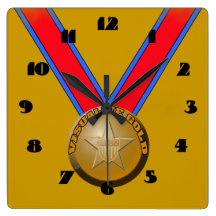 Visualisez l'horloge murale de médaillon d'or
