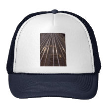 Voies de train casquettes