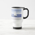 Voiliers sur la tasse de voyage d'horizon