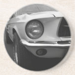 Voiture classique venant à vous dessous de verres