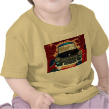 Voiture de Trabant, bruns et rouges, mur de Berlin T-shirt