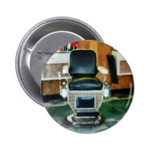 Vue de face de chaise de coiffeur badges avec agrafe
