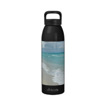 Vue extrême de plage de relaxation bouteilles d'eau