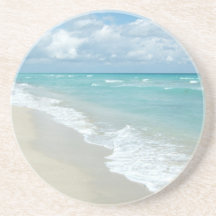 Vue extrême de plage de relaxation dessous de verres