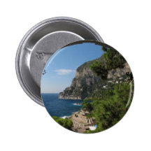 Vue vers les falaises sur l'île de Capri Badge Avec Épingle
