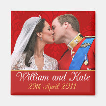William et Kate que le mariage royal embrassent Aimant