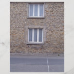 Windows dans la Chambre rugueuse de mur en pierre  Prospectus Personnalisés
